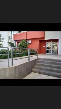 Ulaz u zgradu sa stepeništem i rampom za pristup. - image 6