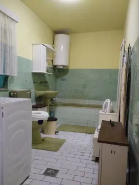 Starije uređeno kupatilo sa kadom, lavaboom i sanitarijama. - image 6
