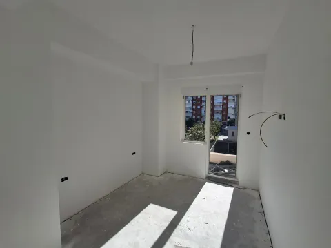 Neopremljena prostorija u fazi renoviranja sa prozorom i balkonskim vratima. - image 6