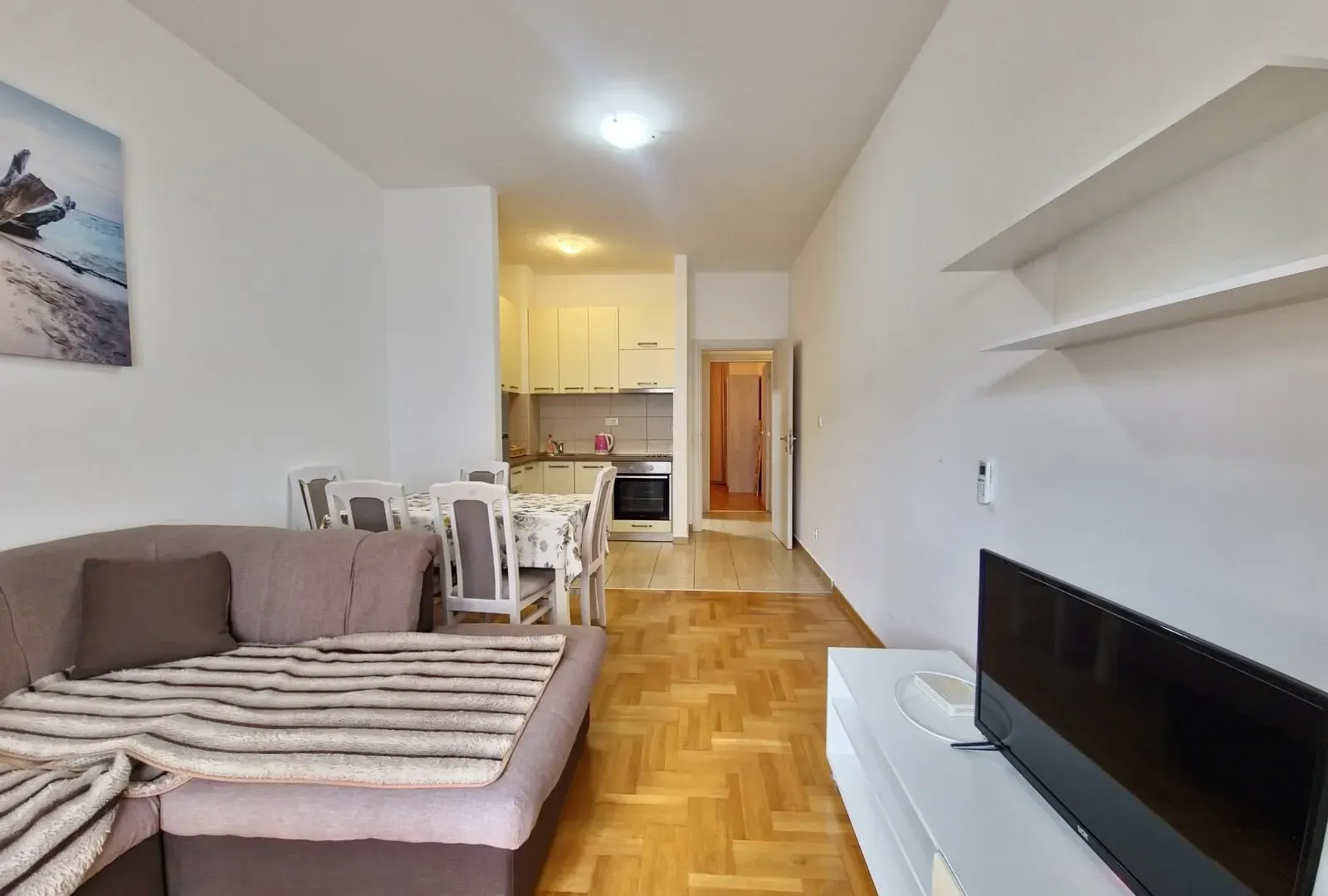 Izdavanje, dvosoban stan, 50m², Budva, Crna Gora