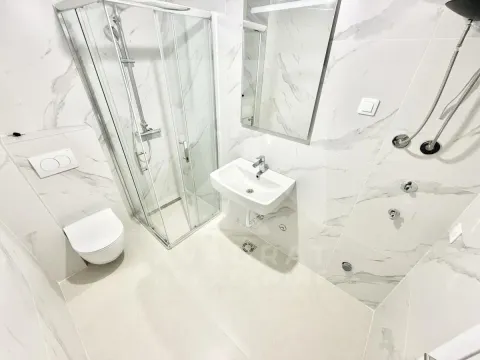 Moderne kupatilo sa tuš kabinom, umivaonikom i toaletom u bijelim mermernim pločicama. - image 9