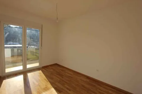 Svijetla prazna soba sa parketom i izlazom na terasu. - image 33