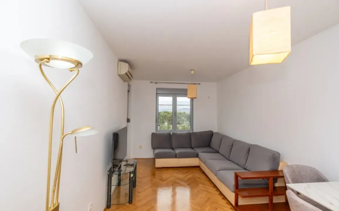 Izdavanje, dvosoban stan, 60m², Blok 9, Podgorica