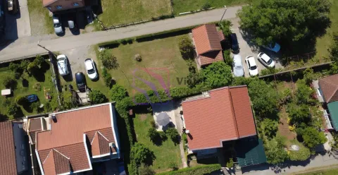 Pogled iz vazduha na kuću sa dvorištem i parkingom. - image 3
