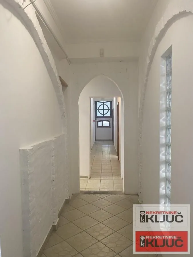 Izdavanje, poslovni prostor, 160m², Grbavica, Novi Sad Sve Podlokacije