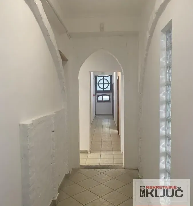 Izdavanje, poslovni prostor, 160m², Grbavica, Novi Sad Sve Podlokacije