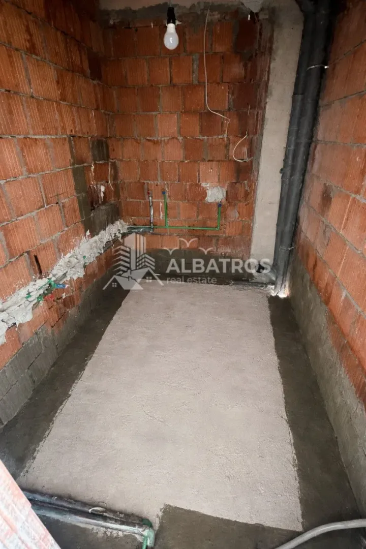 Pogled na prostoriju u fazi grubih radova sa instalacijama.