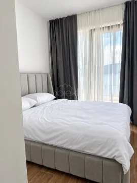 Moderna spavaća soba sa bračnim krevetom i velikim prozorom. - image 5