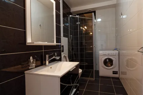Moderne opremljeno kupatilo sa tuš kabinom i veš mašinom. - image 5
