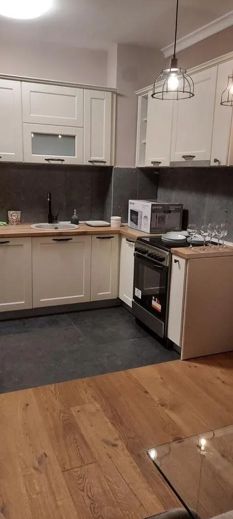Izdavanje, dvosoban stan, 80m², Blok 9, Podgorica