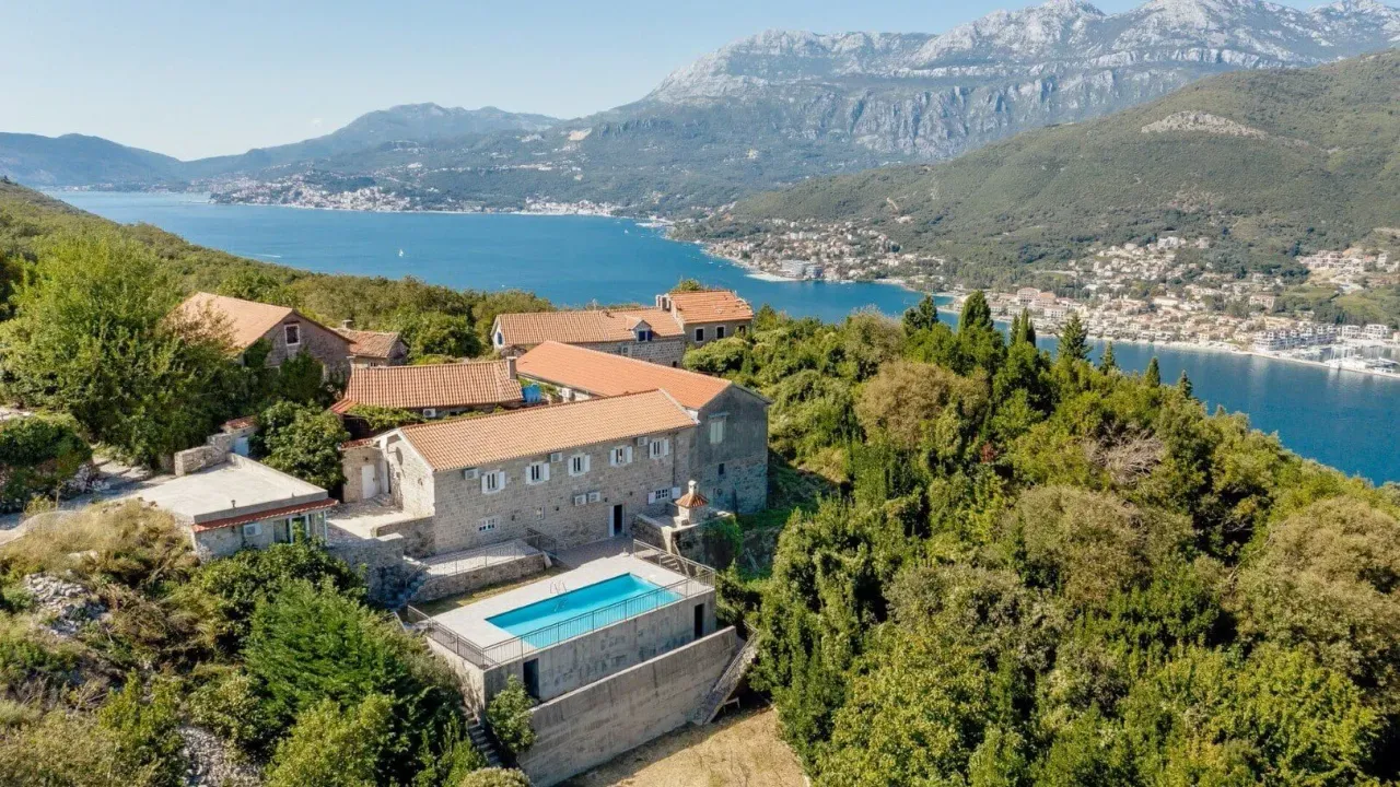 Sale, house, 176m², Kotor, Crna Gora