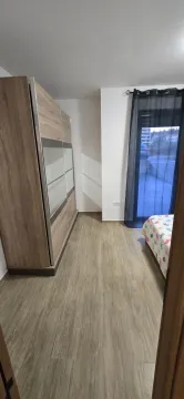 Namještena spavaća soba sa velikim garderoberom i izlazom na terasu. - image 7