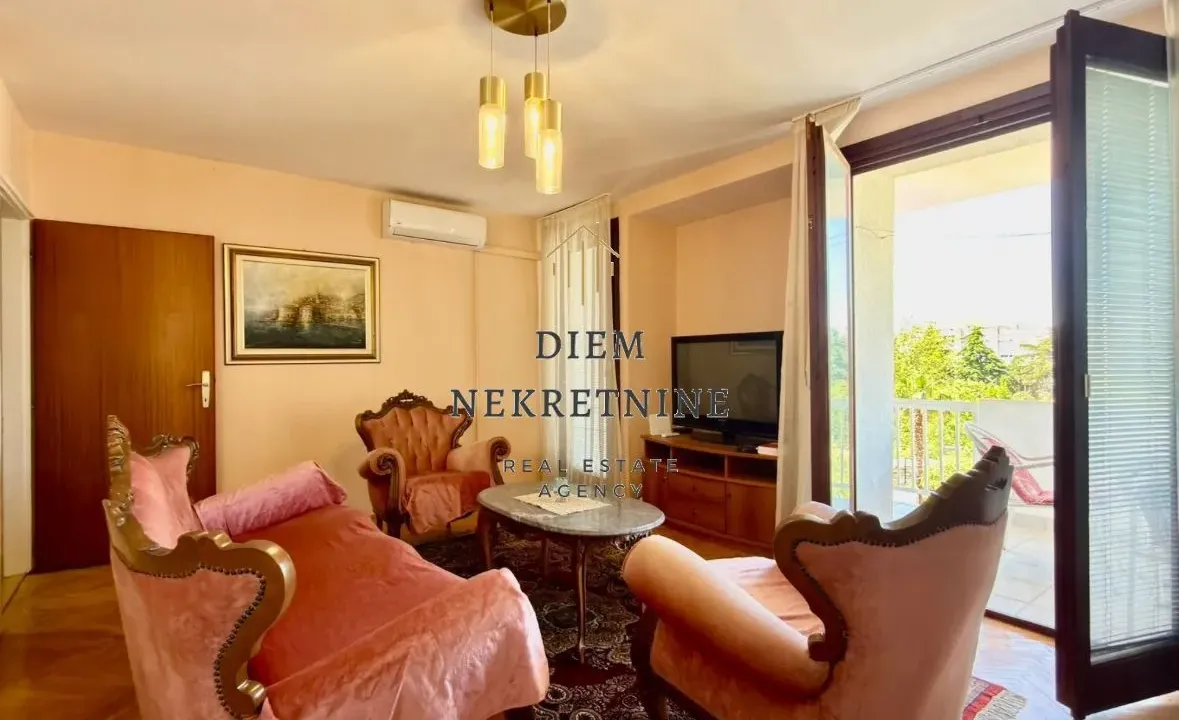 Izdavanje, dvosoban stan, 85m², Centar, Bar