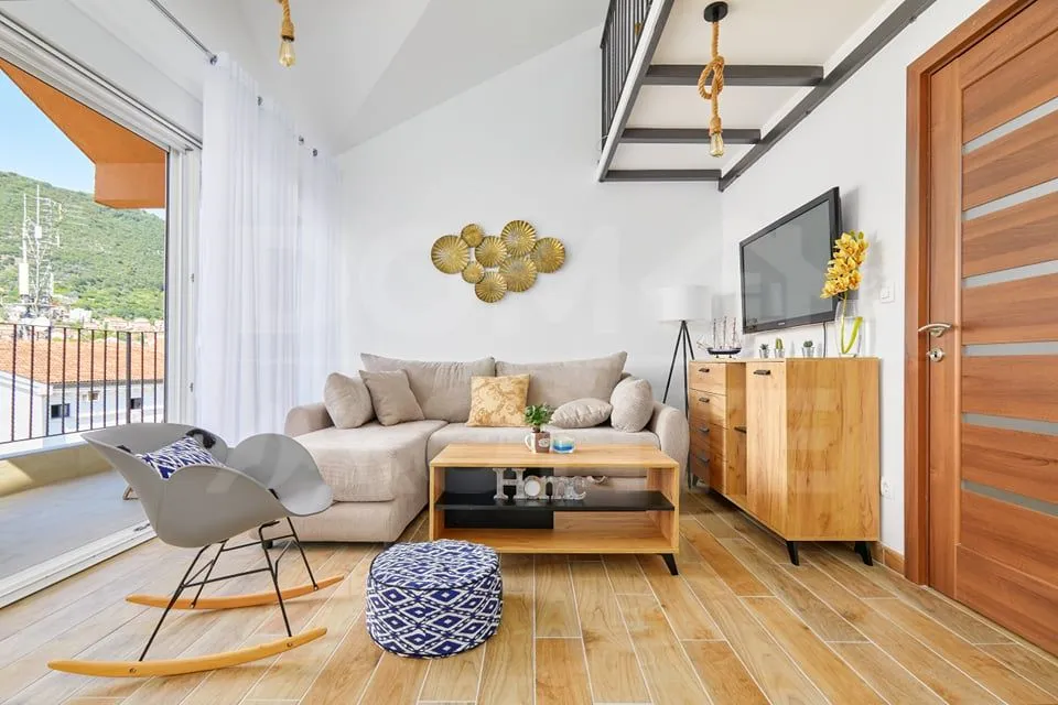 Izdavanje, dvosoban stan, 52m², Tivat, Crna Gora