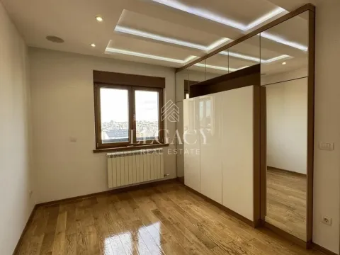 Izdavanje, četvorosoban stan, 140m², Šumice, Beograd - image 17