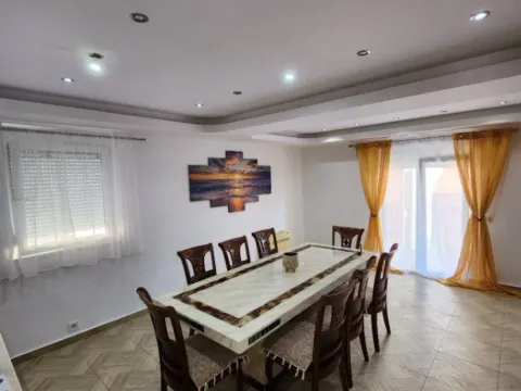 Izdavanje, trosoban stan, 150m², Centar, Tivat - image 6