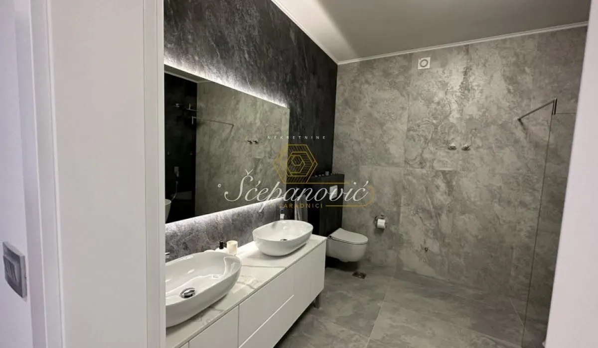 Izdavanje, četvorosoban stan, 164m², Mišeluk, Petrovaradin