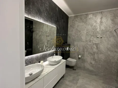 Izdavanje, četvorosoban stan, 164m², Mišeluk, Petrovaradin - image 9