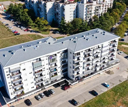 Pogled iz vazduha na stambenu zgradu sa okolnim parkingom i zelenilom. - image 9