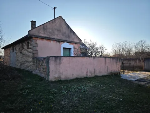 Pogled sa dvorišne strane na stariju kuću sa okućnicom. - image 6