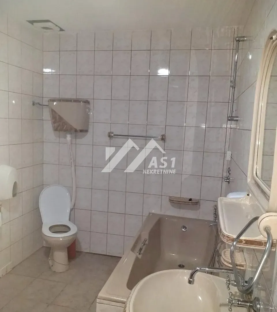 Izdavanje, kuća, 215m², Salajka, Novi Sad Sve Podlokacije