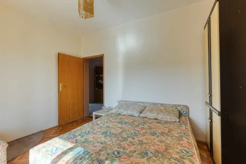 Spavaća soba sa bračnim krevetom i ormarom. - image 35