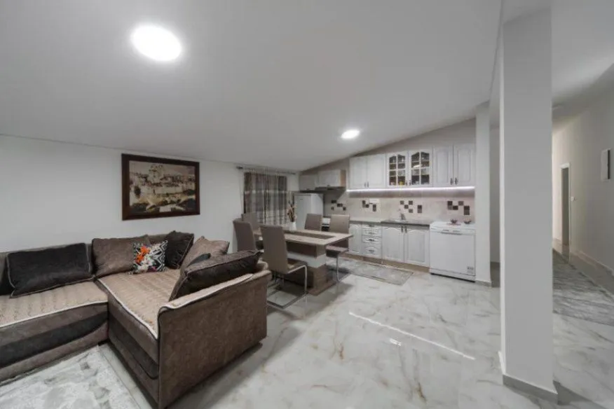 Izdavanje, dvosoban stan, 94m², Škaljari, Kotor