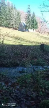 Pogled na kuću sa dvorištem, šumom i potokom. - image 2