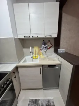 Manja kuhinja sa sudoperom, ugradnim elementima i mašinom za sudove. - image 10