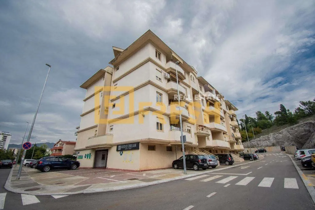 Izdavanje, dvosoban stan, 100m², Centar, Podgorica