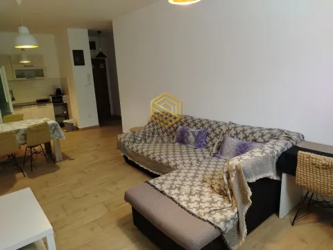 Dnevni boravak sa garniturom i trpezarijom u sklopu otvorenog prostora. - image 3