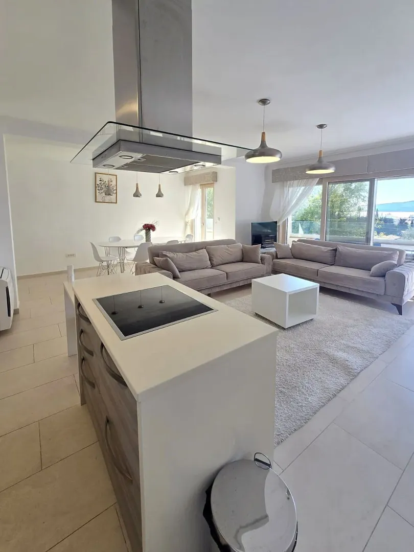 Izdavanje, trosoban stan, 150m², Donja Lastva, Tivat