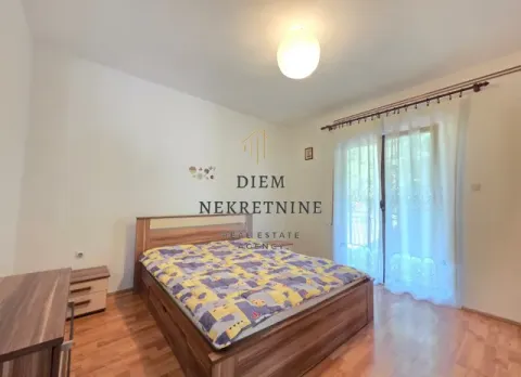 Namještena spavaća soba sa bračnim krevetom i izlazom na terasu. - image 6