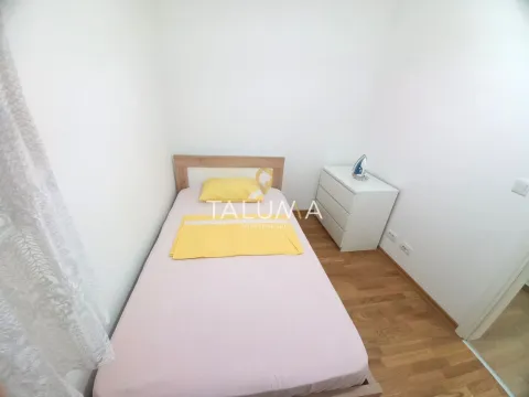 Manja spavaća soba sa krevetom i komodom. - image 5