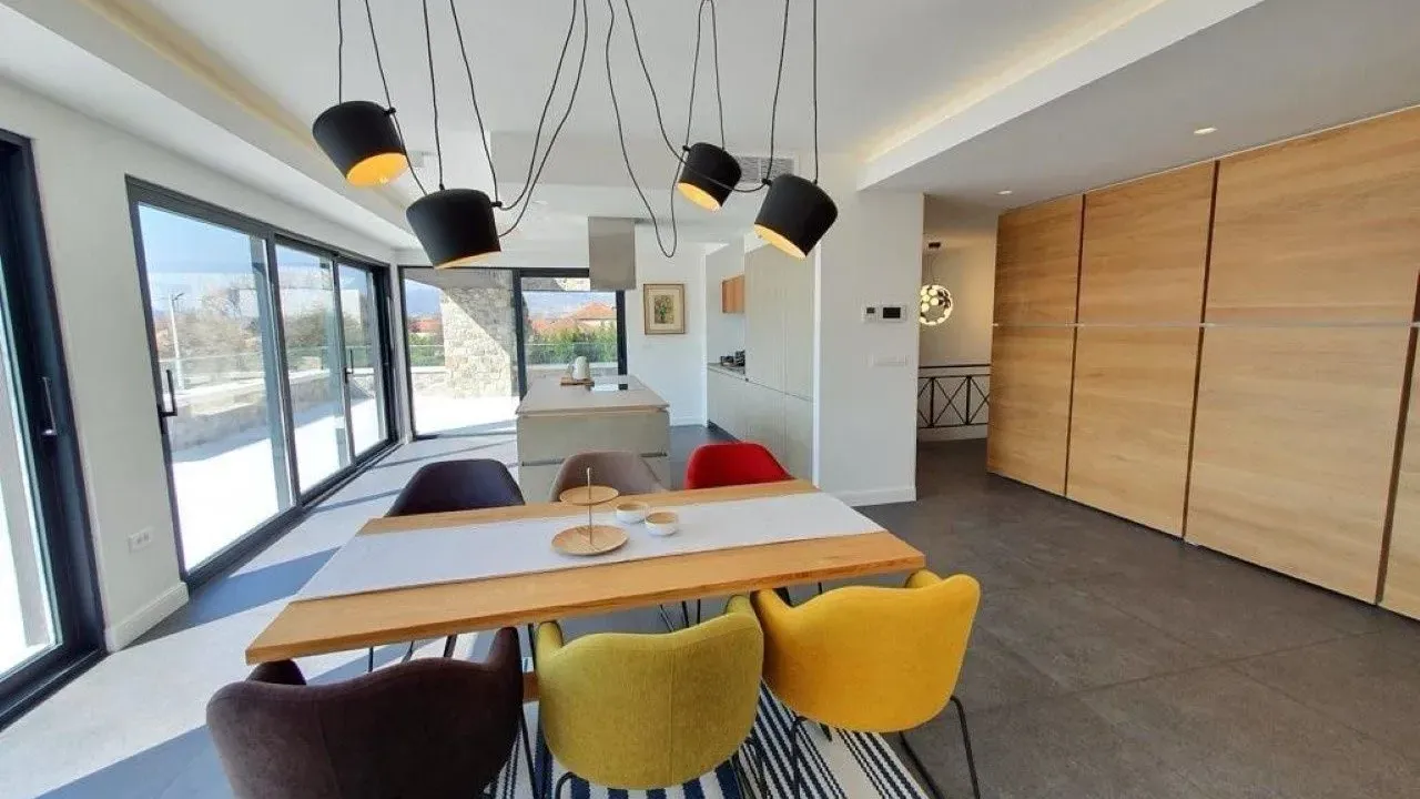 Izdavanje, kuća, 234m², Masline, Podgorica