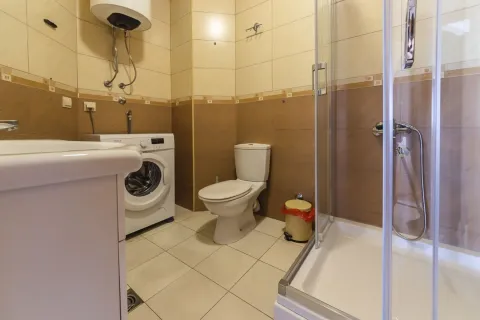 Kupatilo sa tuš kabinom, toaletom i veš mašinom. - image 10