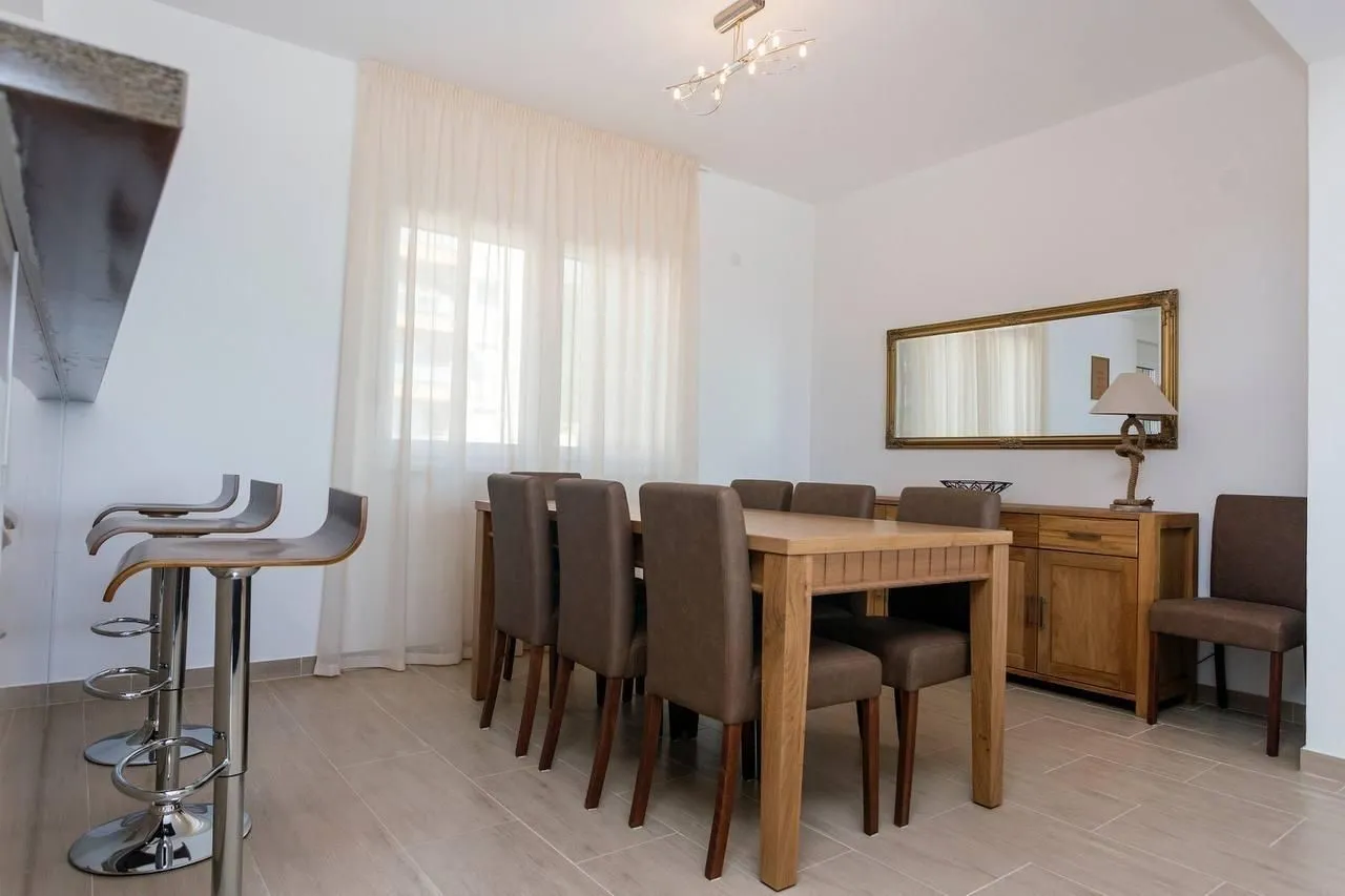 Prodaja, trosoban stan, 136m², Bečići, Budva
