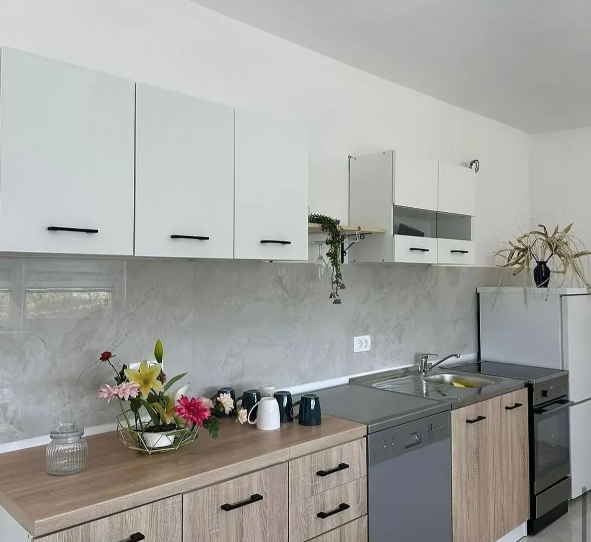 Izdavanje, trosoban stan, 100m², Kavač, Kotor