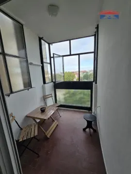 Zastakljeni balkon sa malim stolom i stolicama. - image 15