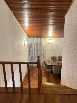 Pogled na trpezariju sa stepeništa i drvenim plafonom. - image 19