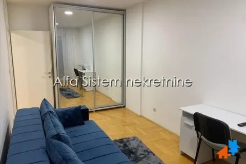 Manja spavaća soba sa krevetom, radnim stolom i garderoberom sa ogledalom. - image 6