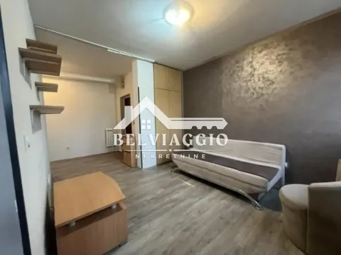 Dnevni boravak sa kaučem, foteljom, TV komodom i ugrađenim ormarom. - image 3
