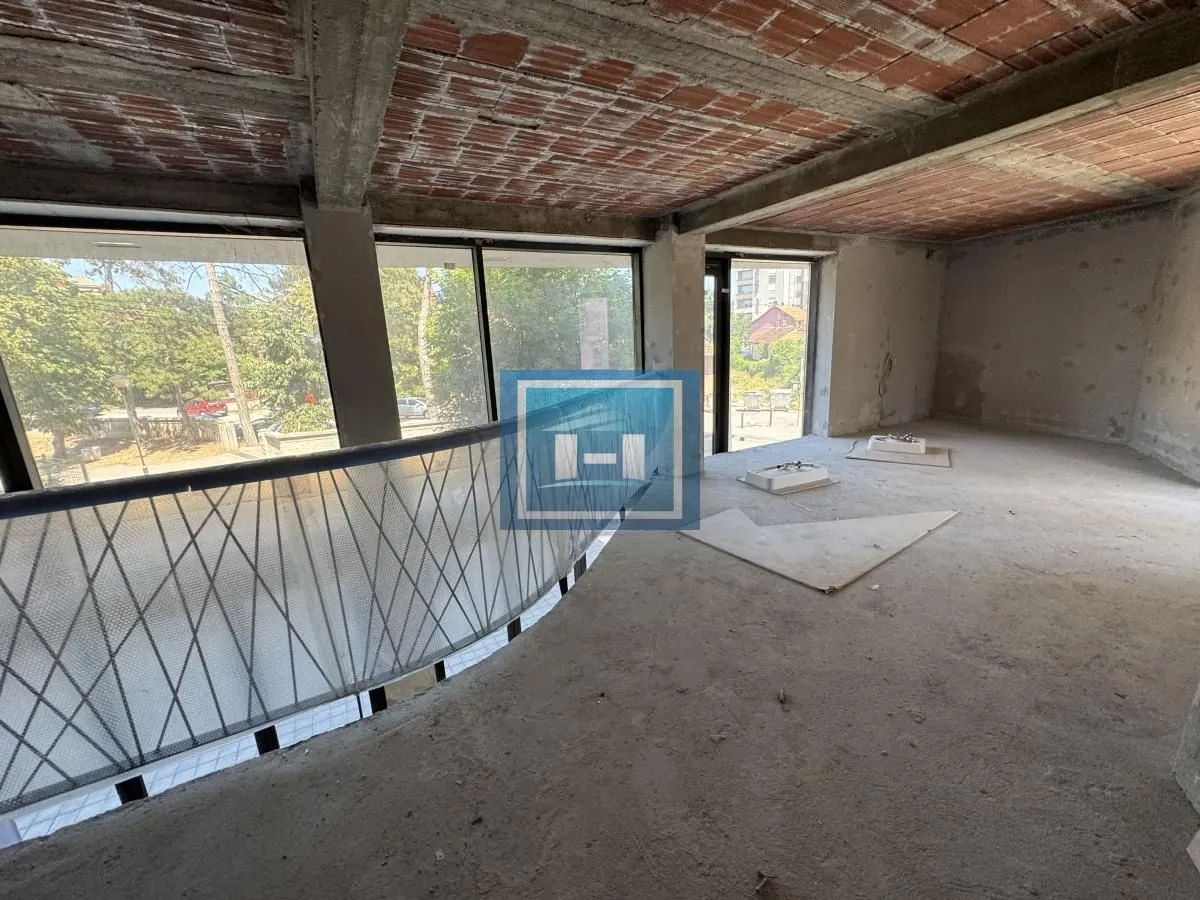 Izdavanje, poslovni prostor, 215m², Centar, Paraćin