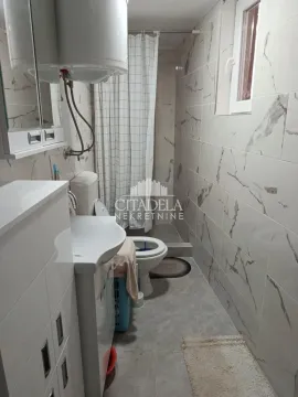 Manje kupatilo sa tuš kabinom, umivaonikom i toaletom. - image 13