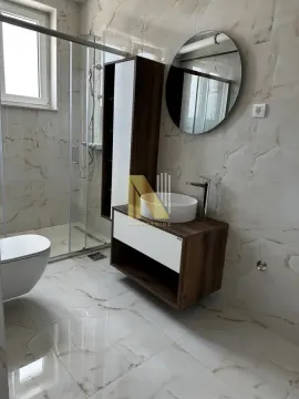 Moderno kupatilo sa umivaonikom, tuš kabinom i wc šoljom. - image 5