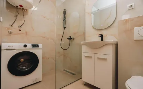 Moderne kupatilo sa tuš kabinom, umivaonikom i veš mašinom. - image 3