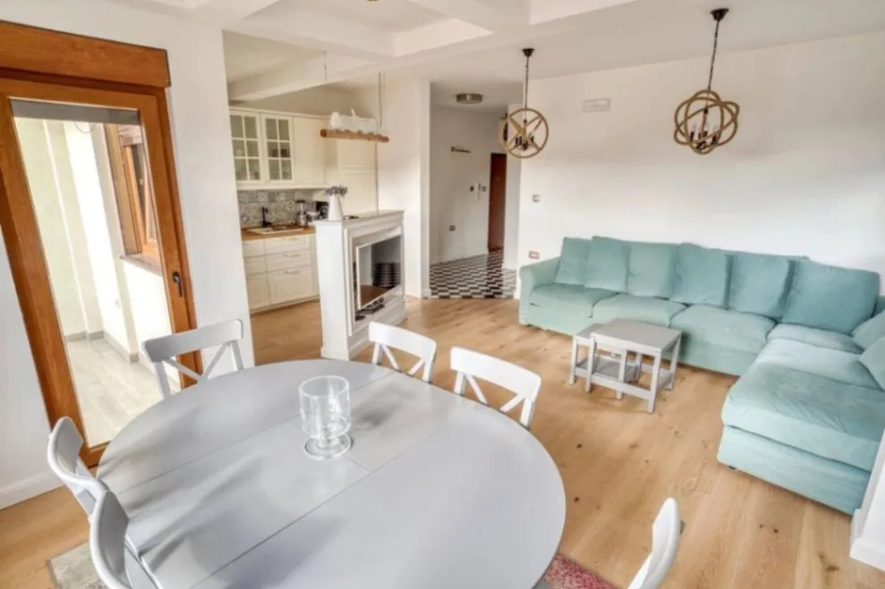 Izdavanje, dvosoban stan, 90m², Bečići, Budva