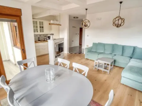 Izdavanje, dvosoban stan, 90m², Bečići, Budva