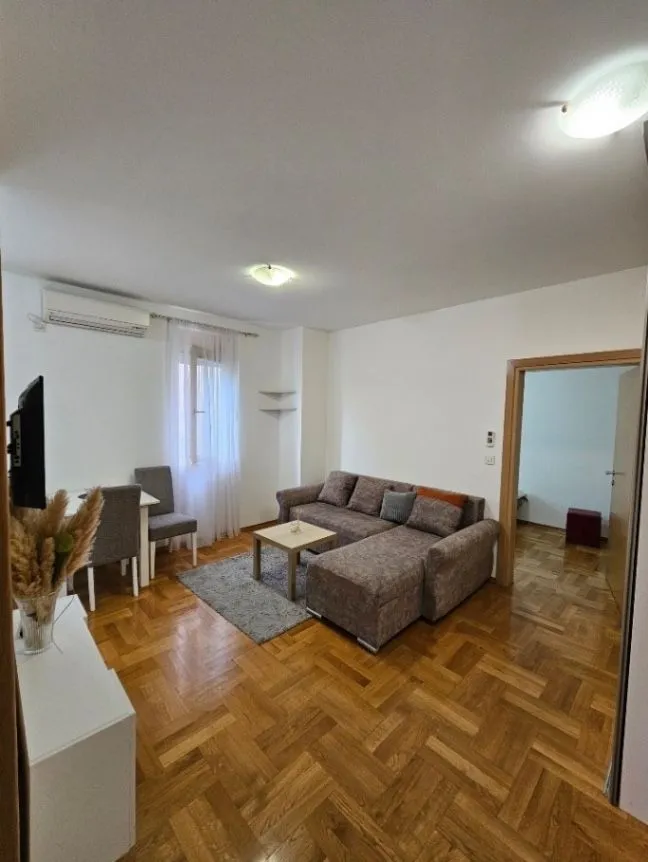 Izdavanje, jednosoban stan, 36m², Stari Aerodrom, Podgorica