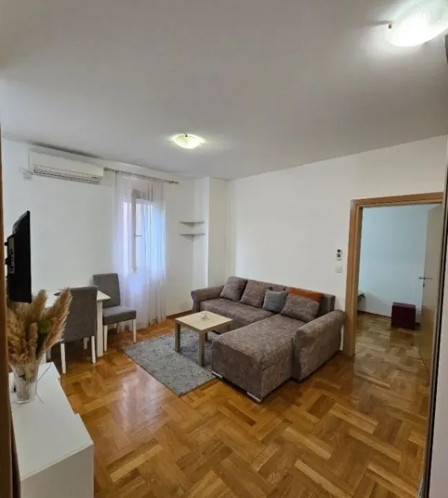 Izdavanje, jednosoban stan, 36m², Stari Aerodrom, Podgorica